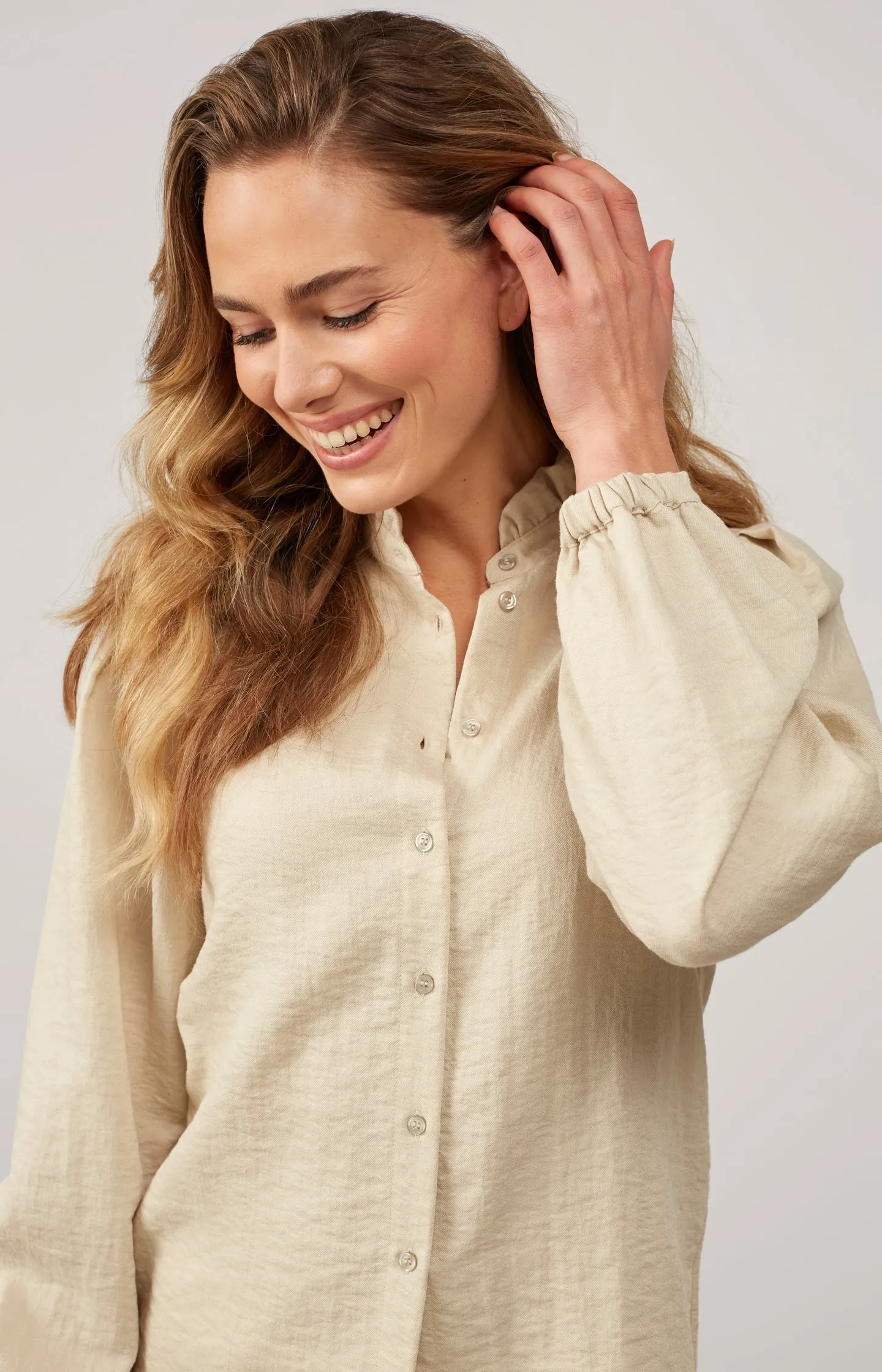 Blouse with ruffled neck, long balloon sleeves and buttons